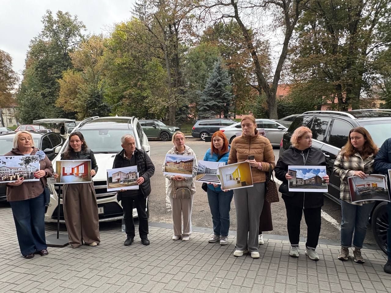 На пікет вийшов також директор школи. Фото ZAXID.NET