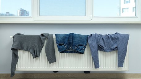 Чи можна сушити одяг на батареї: чому цей спосіб має більше мінусів, ніж здається