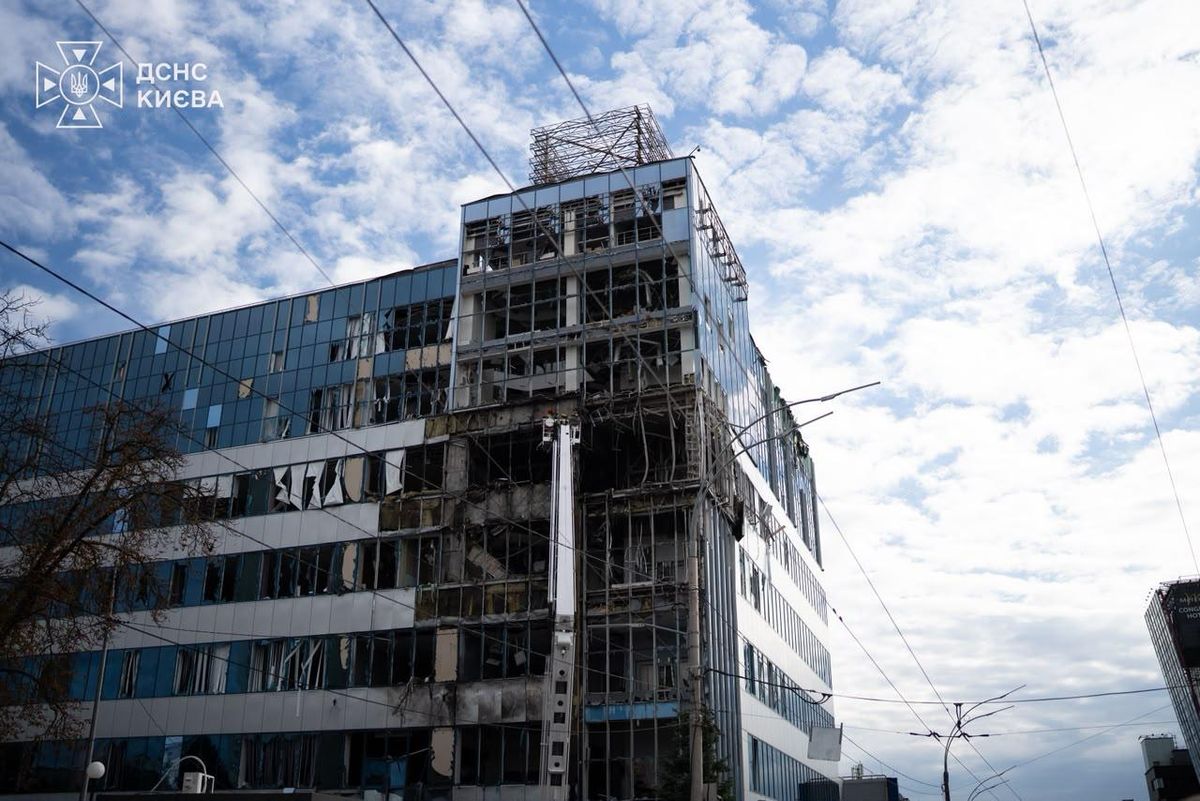 Внаслідок російських ударів по Києву загинули семеро людей та знищений склад McDonald's