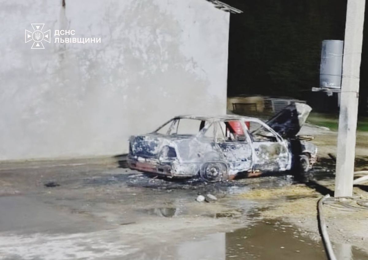 На Львівщині під час гасіння пожежі в автомобілі Daewoo Nexia виявили тіло людини