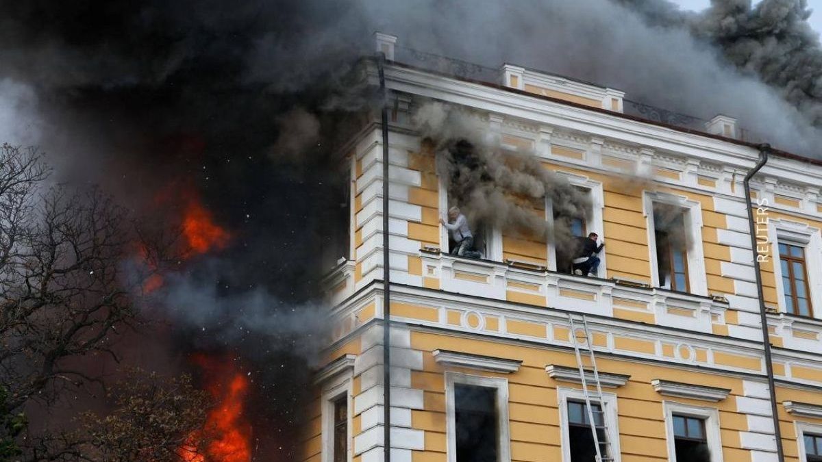 У Києві російський дрон влучив у будівлю НАН України