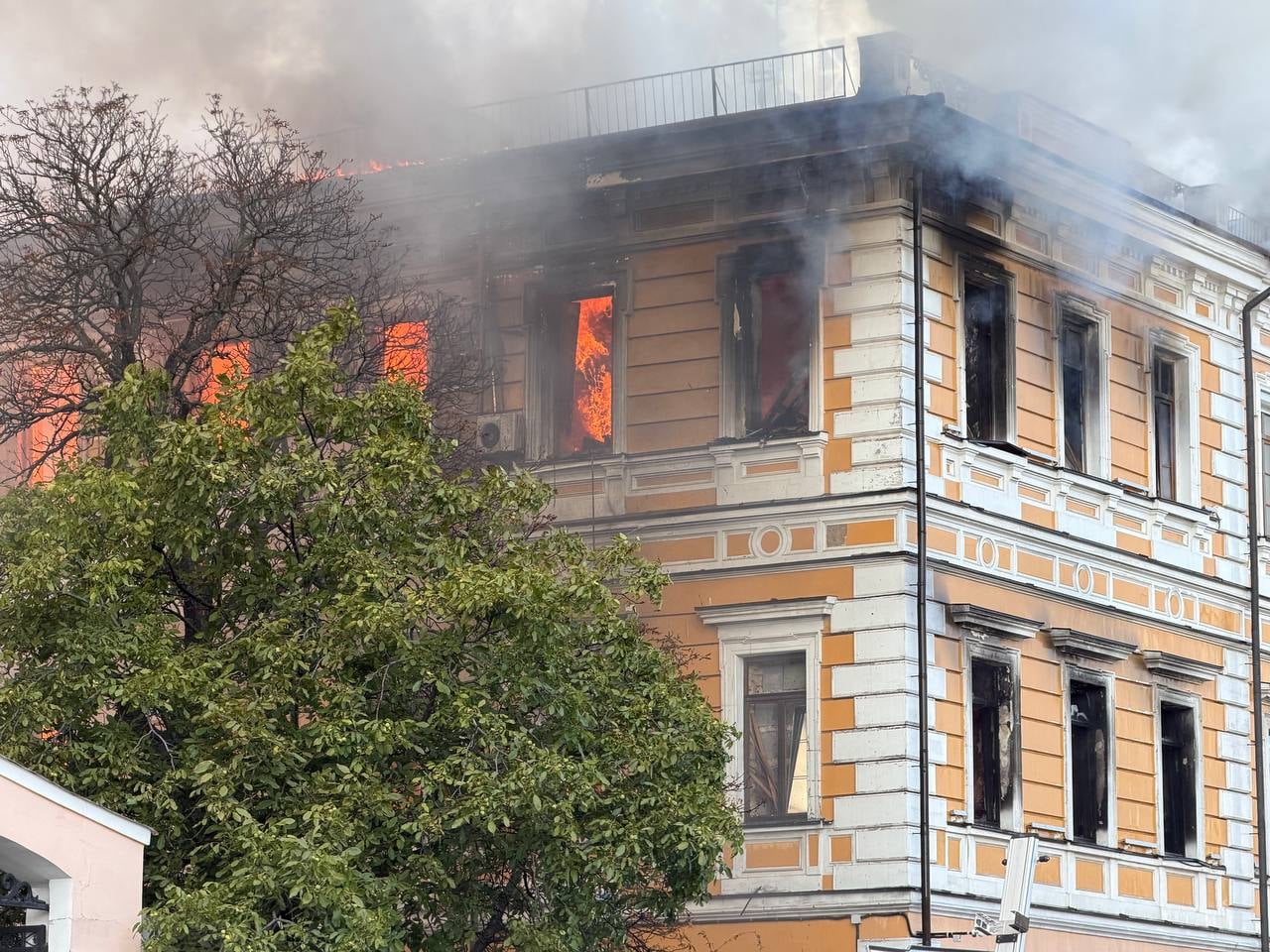 Фото Олександра Сазановича, наслідки удару по НАН України