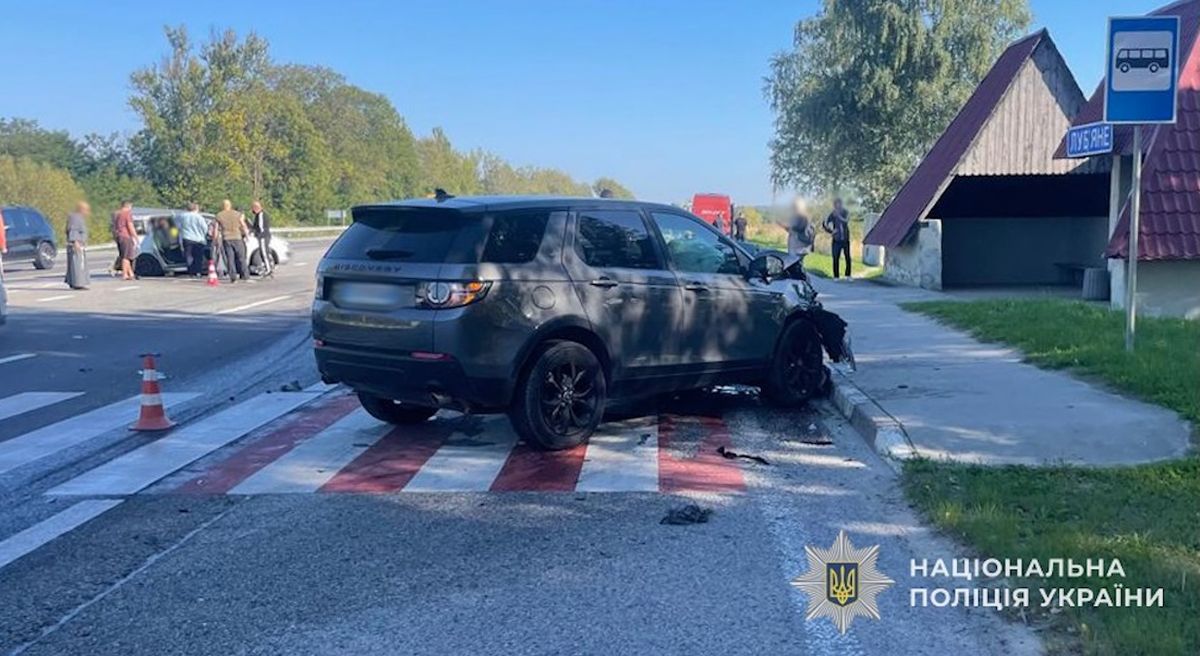 Через зіткнення з Land Rover на Львівщині загинула пасажирка легковика