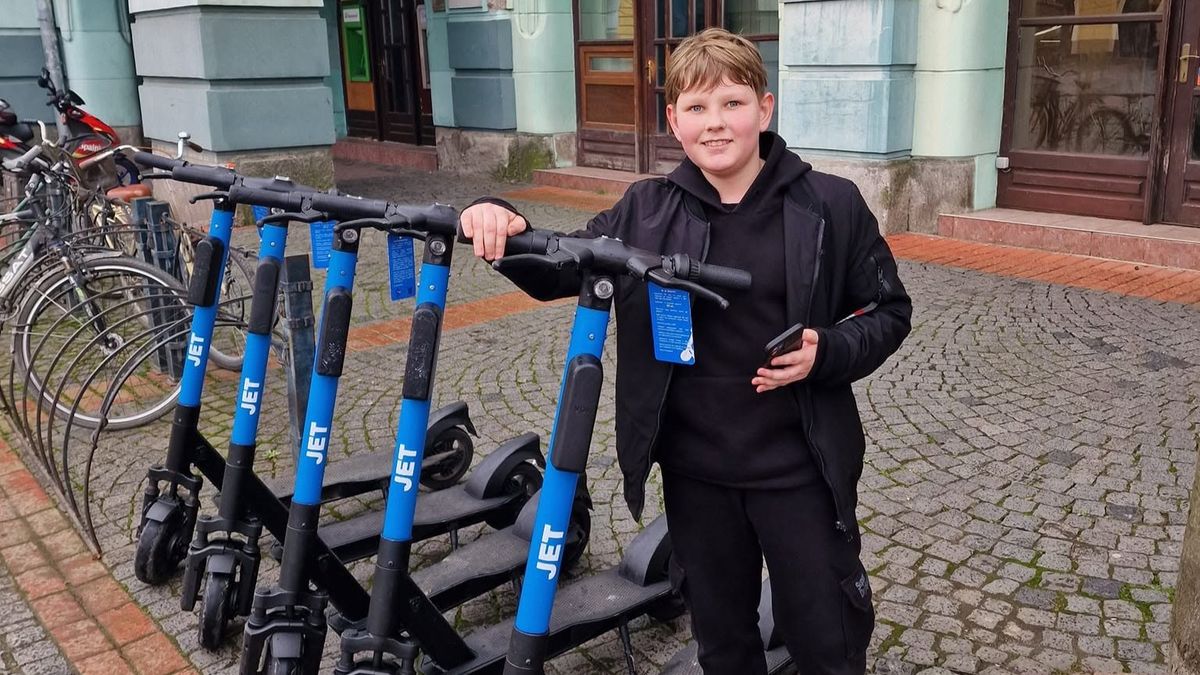 У Мукачеві зупинили роботу прокатних самокатів