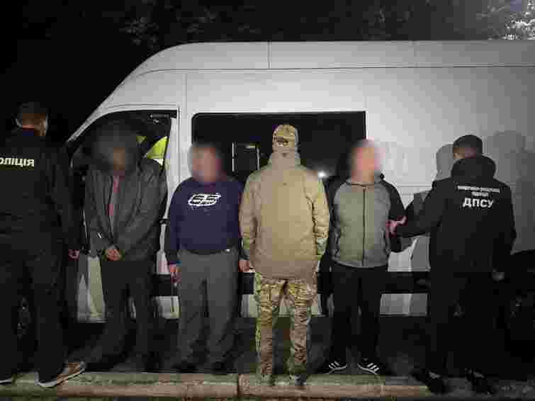 Ухилянта намагалися переправили до Румунії у пластиковій діжці