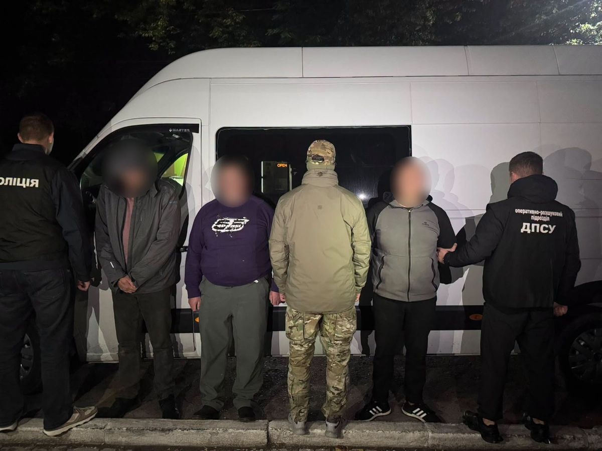 Ухилянта намагалися переправили до Румунії у пластиковій діжці