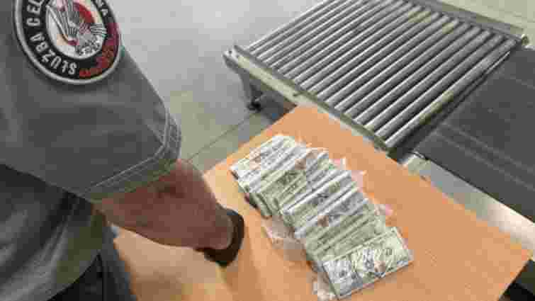 Українець намагався незаконно ввезти в Польщу 150 тис. доларів, захованих під одягом