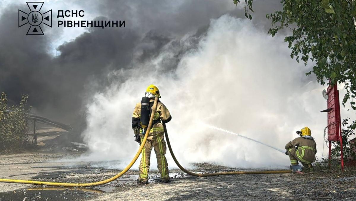 На Рівненщині вдруге за два місяці загорівся завод з виробництва пінопласту