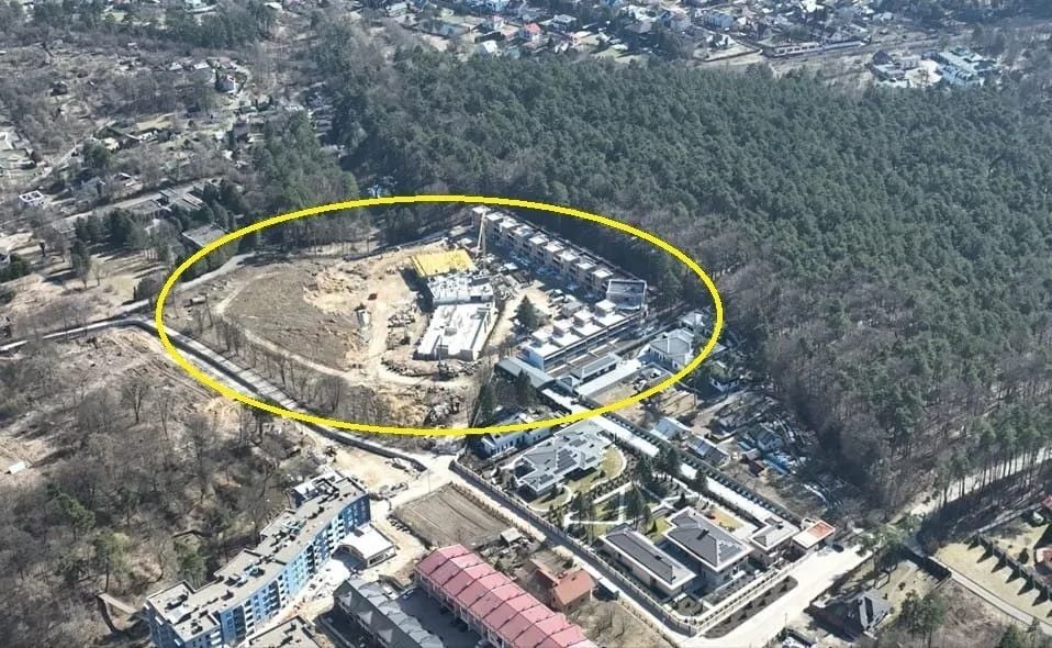 Загальний вигляд будівництва житлового комплексу Lviv Resort у березні 2026 року. Фото NGL.media