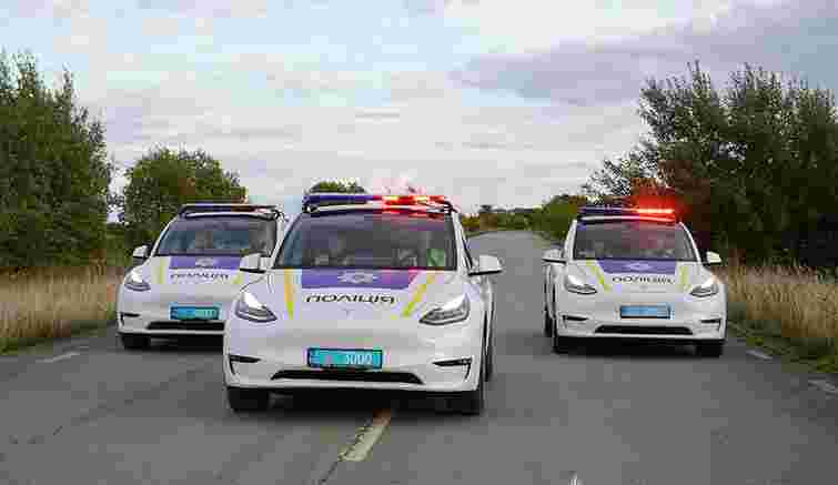 Для поліції Теребовлі підприємці купили три автомобілі Tesla