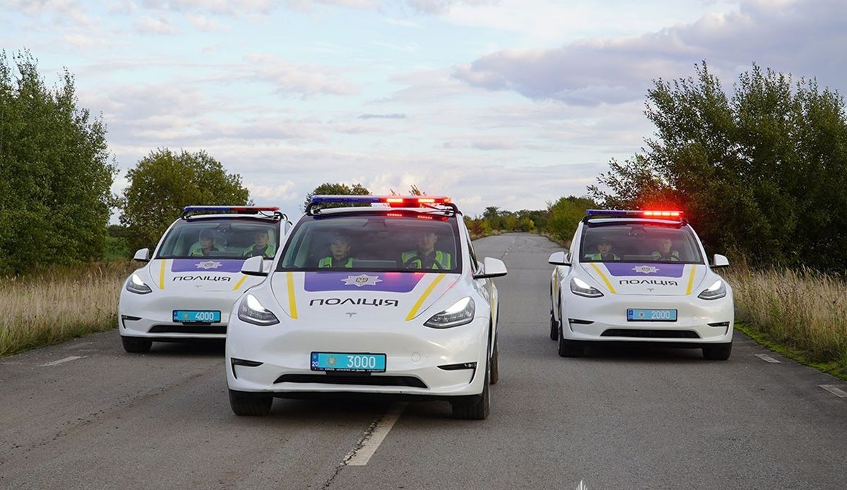 Для поліції Теребовлі підприємці купили три автомобілі Tesla