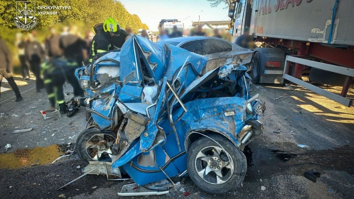 На в’їзді до Тячева вантажівка протаранила чотири авто, є загиблий