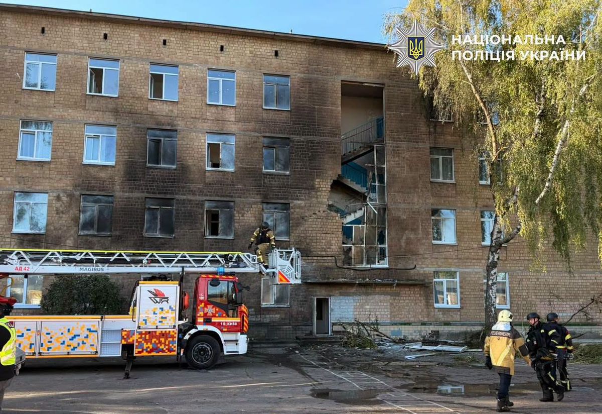 Росіяни вдарили дроном по школі в Києві, діти були в укритті