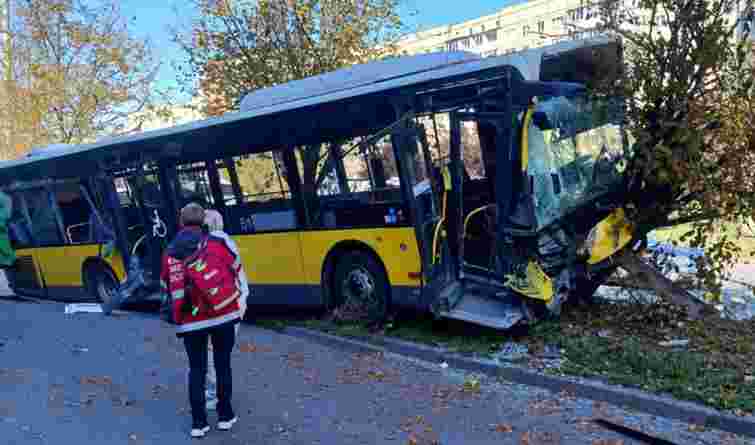У Львові маршрутка в’їхала у дерево та припарковані автівки, є постраждалі