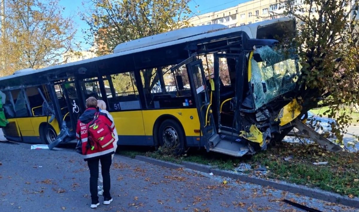 У Львові маршрутка в’їхала у дерево та припарковані автівки, є постраждалі