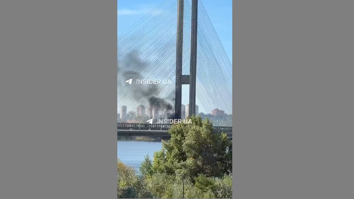 Російські дрони влучили біля опори Південного мосту в Києві