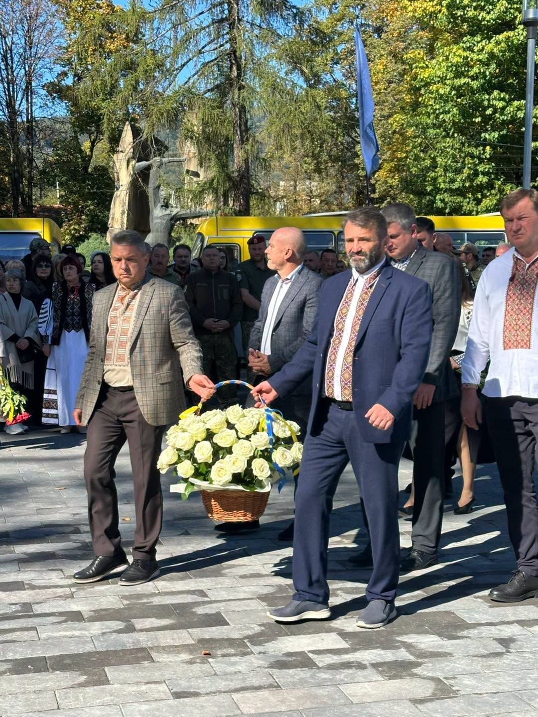 Міський голова Яремча Андрій Мироняк (праворуч) покладає квіти до меморіалу. В тлі видніється фігура пам'ятника радянському партизану з автоматом в руці. Фото Яремчанської міської ради