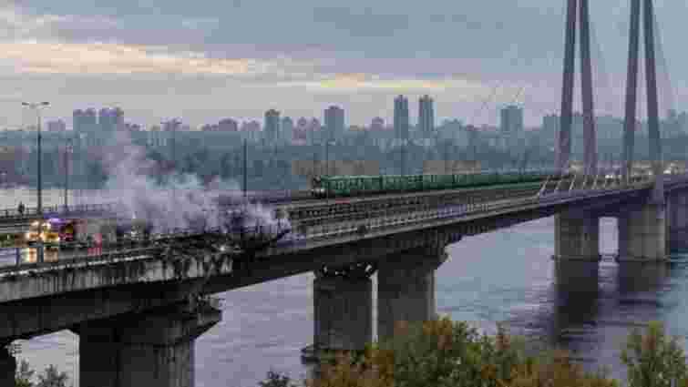Російські війська знову вдарили по Південному мосту в Києві
