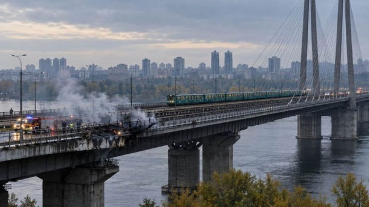 Російські війська знову вдарили по Південному мосту в Києві