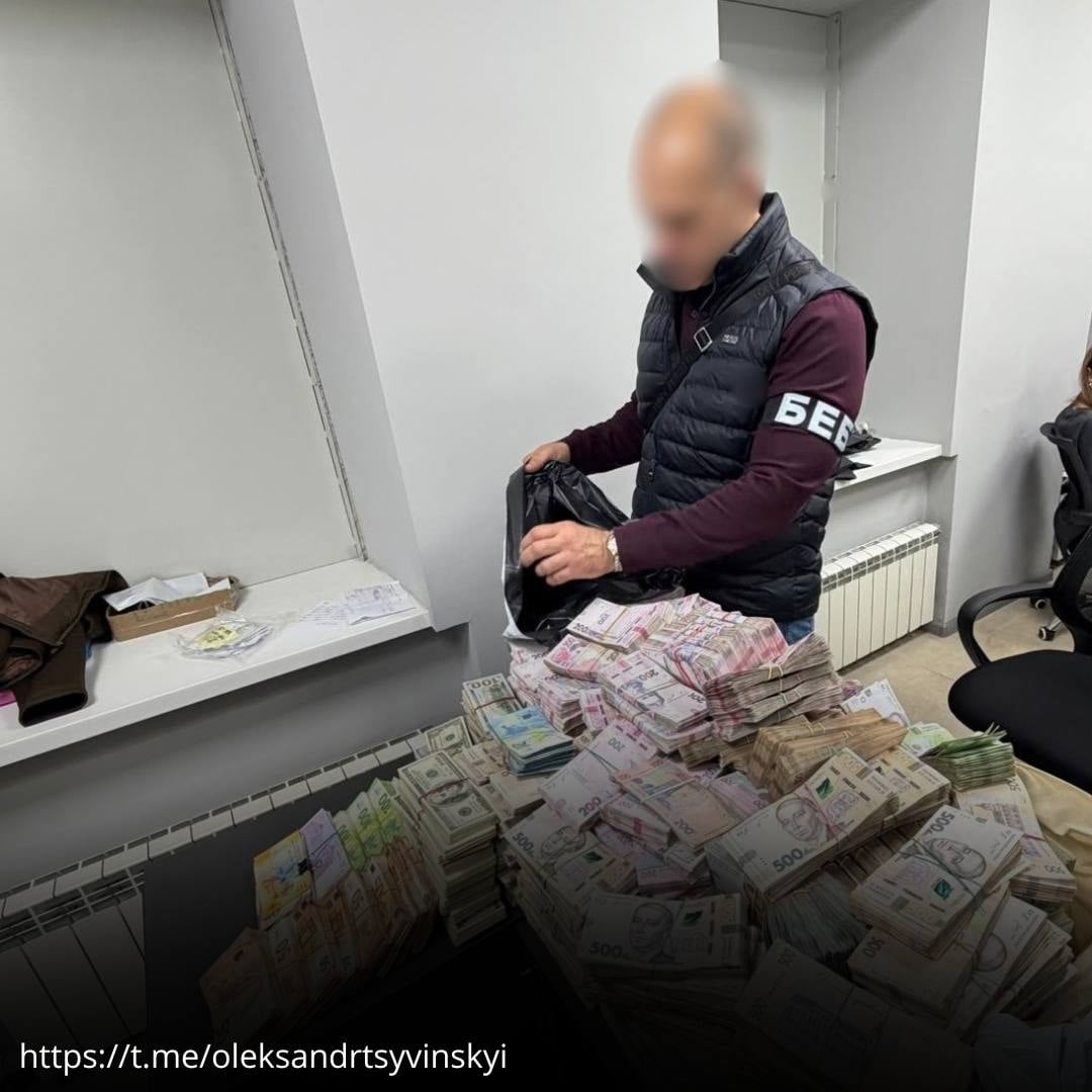 БЕБ вилучило понад 630 млн грн під час обшуків у нелегальних обмінниках / Фото БЕБ