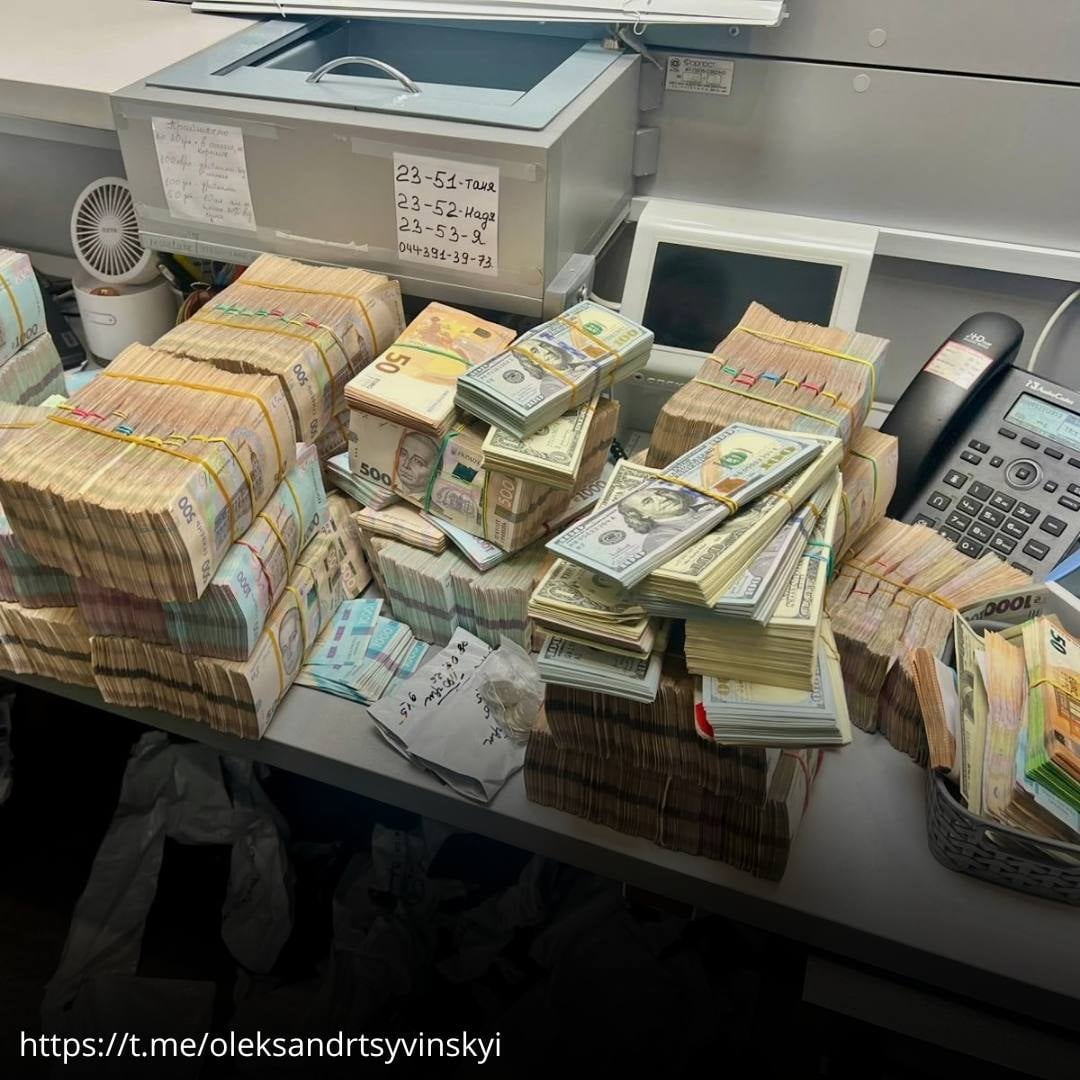 БЕБ вилучило понад 630 млн грн під час обшуків у нелегальних обмінниках / Фото БЕБ