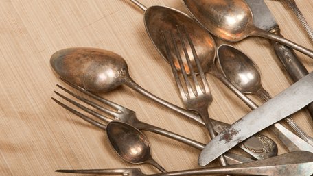 Як очистити ложки та виделки від іржі: простий спосіб із содою та фольгою