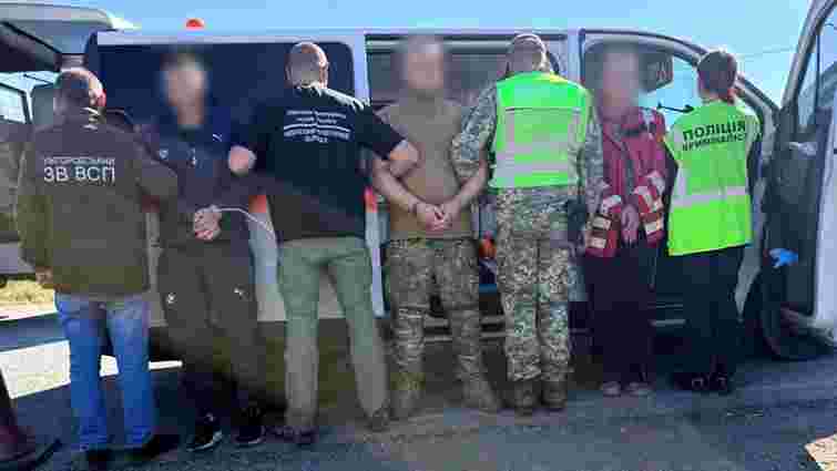 Керівник благодійної організації тікав за кордон у «швидкій» з арсеналом зброї