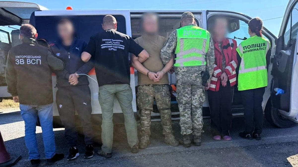 Керівник благодійної організації тікав за кордон у «швидкій» з арсеналом зброї