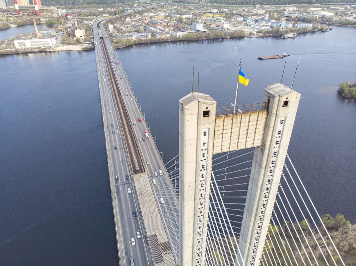 Київ обмежить рух транспорту мостами під час повітряної тривоги