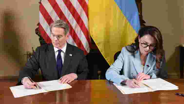 США та Україна уклали першу угоду фонду відновлення щодо видобутку копалин