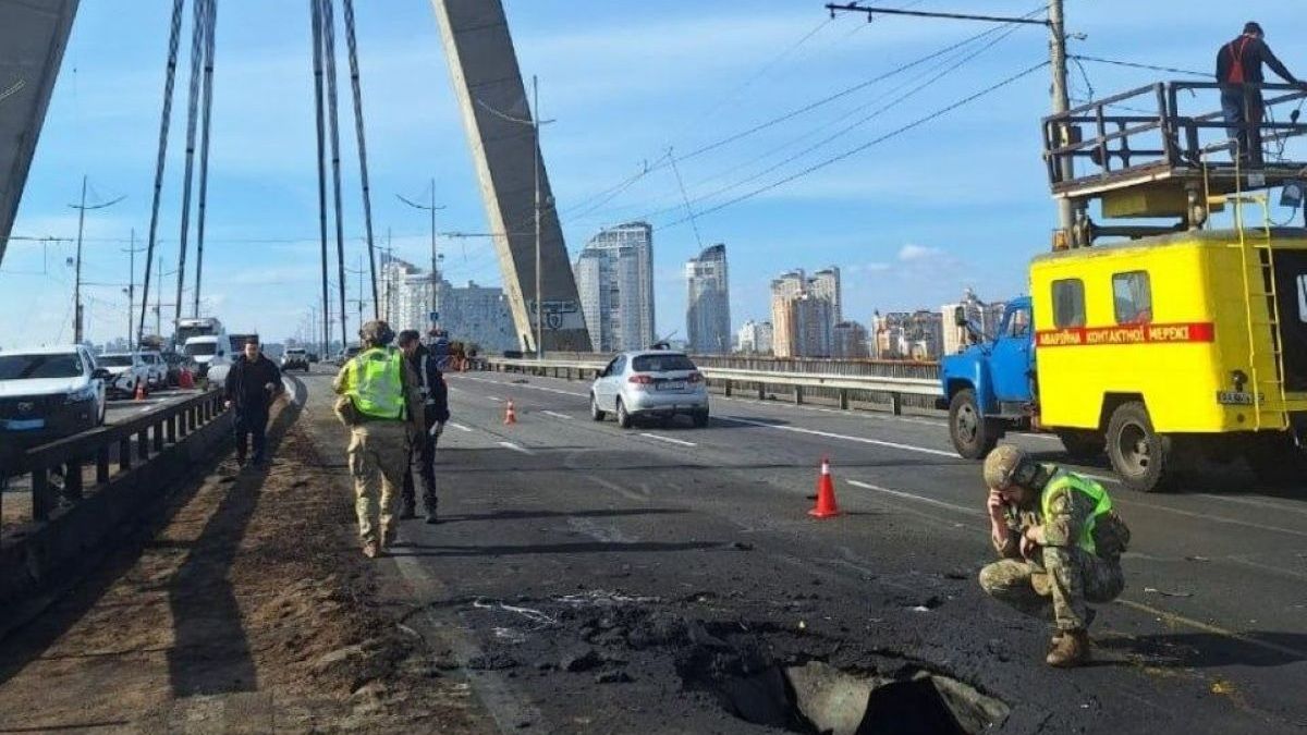 Володимир Зеленський оприлюднив відео нового удару по Північному мосту у Києві