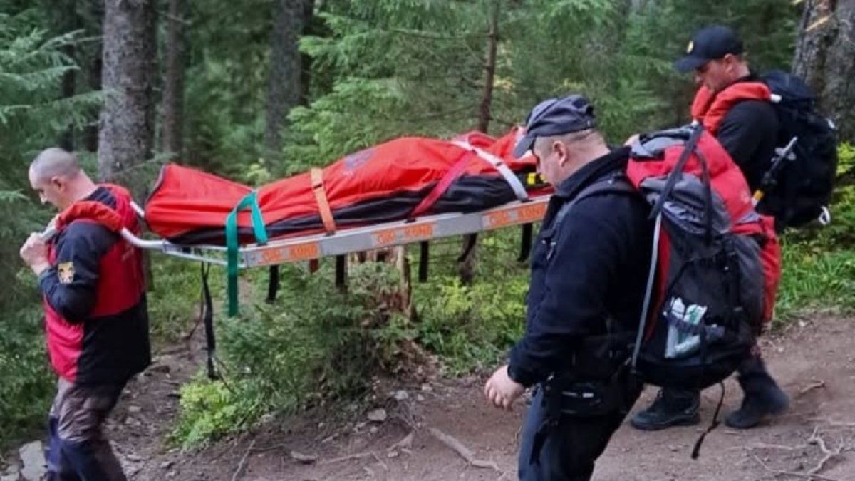 Біля популярної вершини Карпат раптово помер екскурсовод