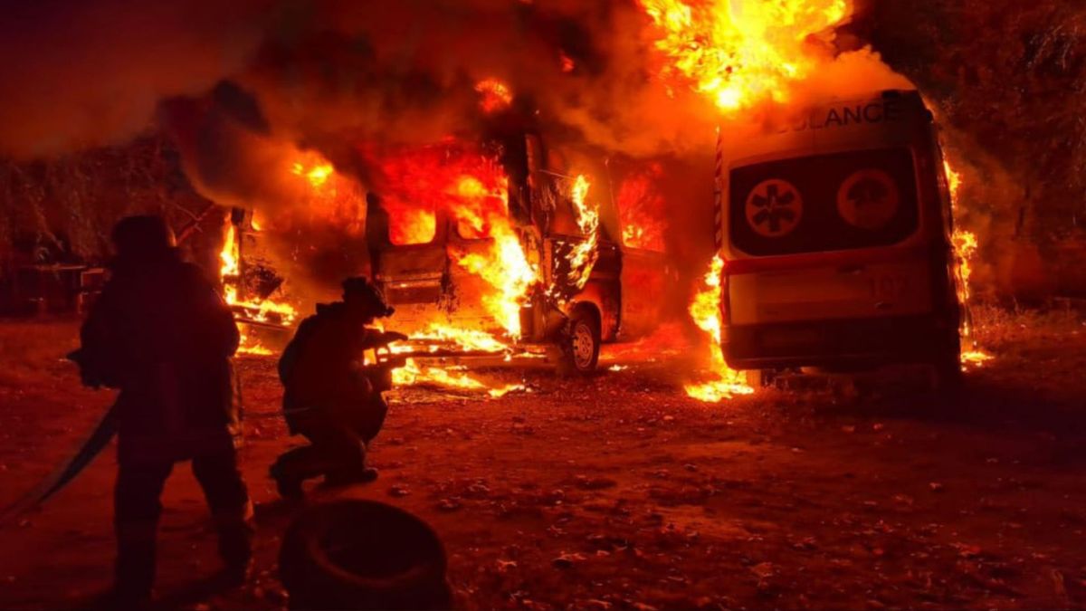 Росіяни вдарили по багатоповерхівці та авто швидкої допомоги в Краматорську, постраждали медики