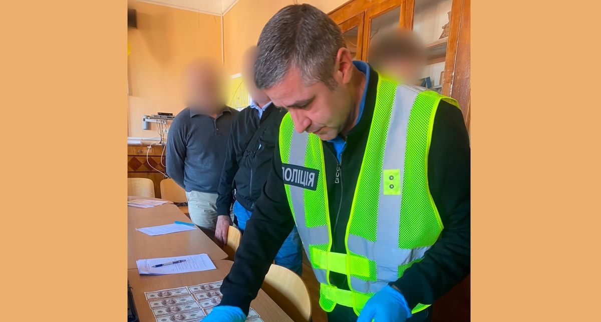 Директор коледжу в Чернівцях вимагав хабар за зарахування військовозобов'язаного