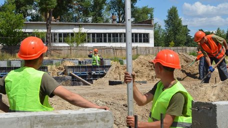 Зарплата будівельників за рік зросла на 30%, проте все ще значно менша, ніж в Польщі