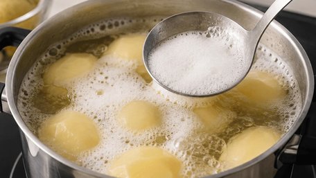 Не виливайте воду після варіння картоплі: як її можна використати вдома