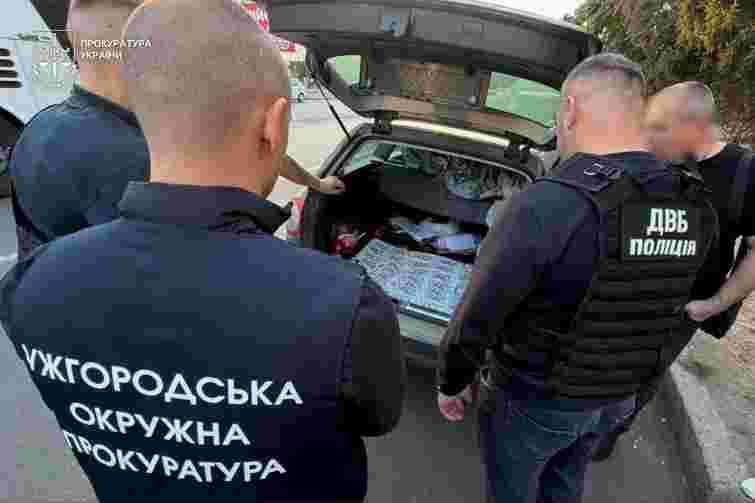 Експосадовця ТЦК в Ужгороді затримали під час отримання 4 тис. доларів хабаря