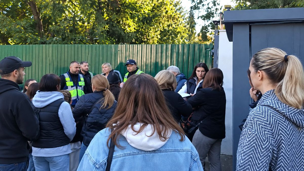 Жінки влаштували протест біля Хмельницького ТЦК через мобілізацію 25-річного тренера