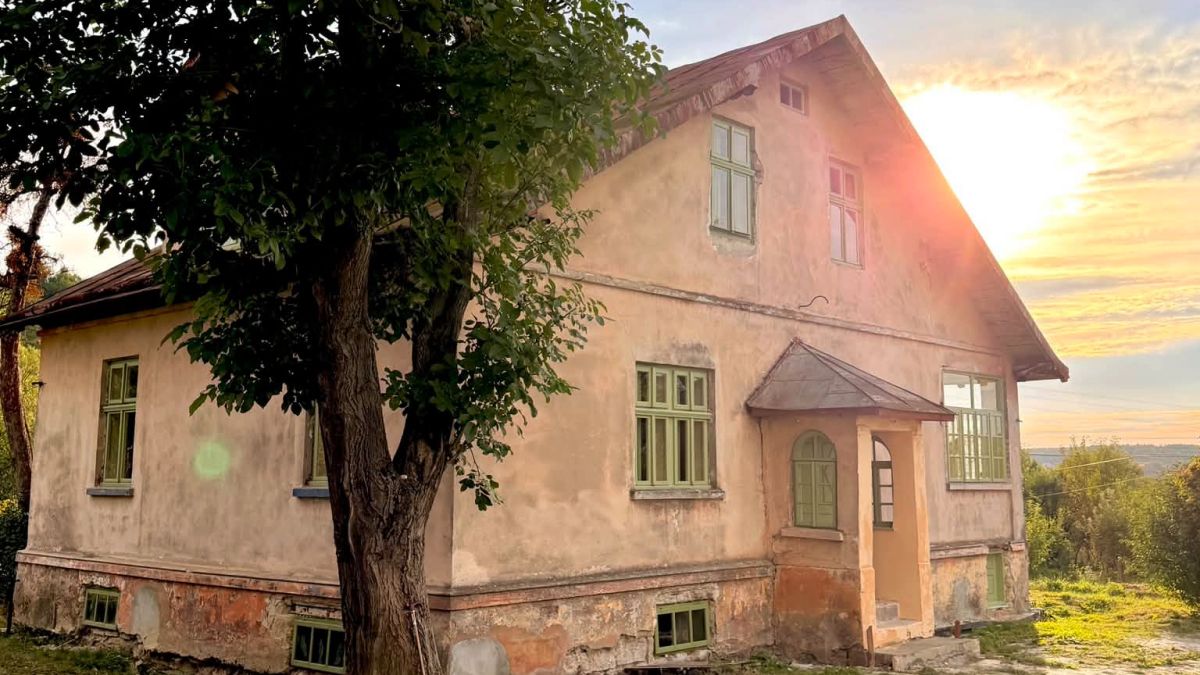 У сторічній віллі Бібрки відновили оригінальні розписи та столярку