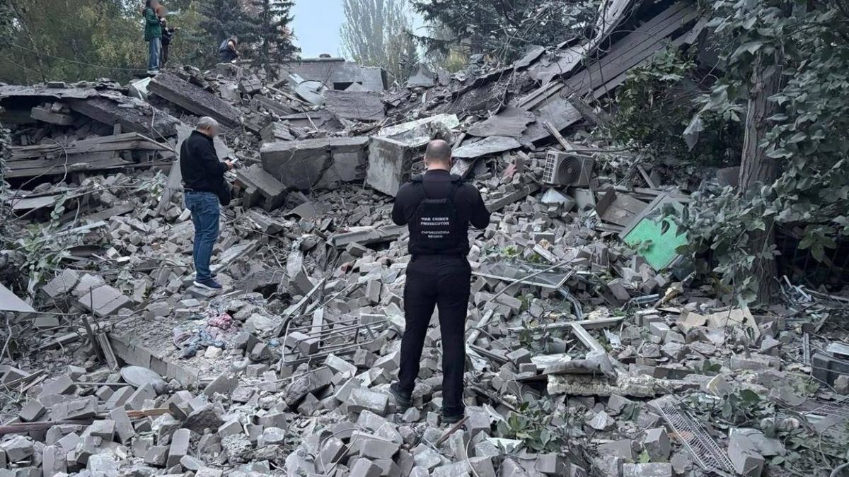 Росіяни вдарили по багатоповерхівці в Запоріжжі та вбили сімох людей