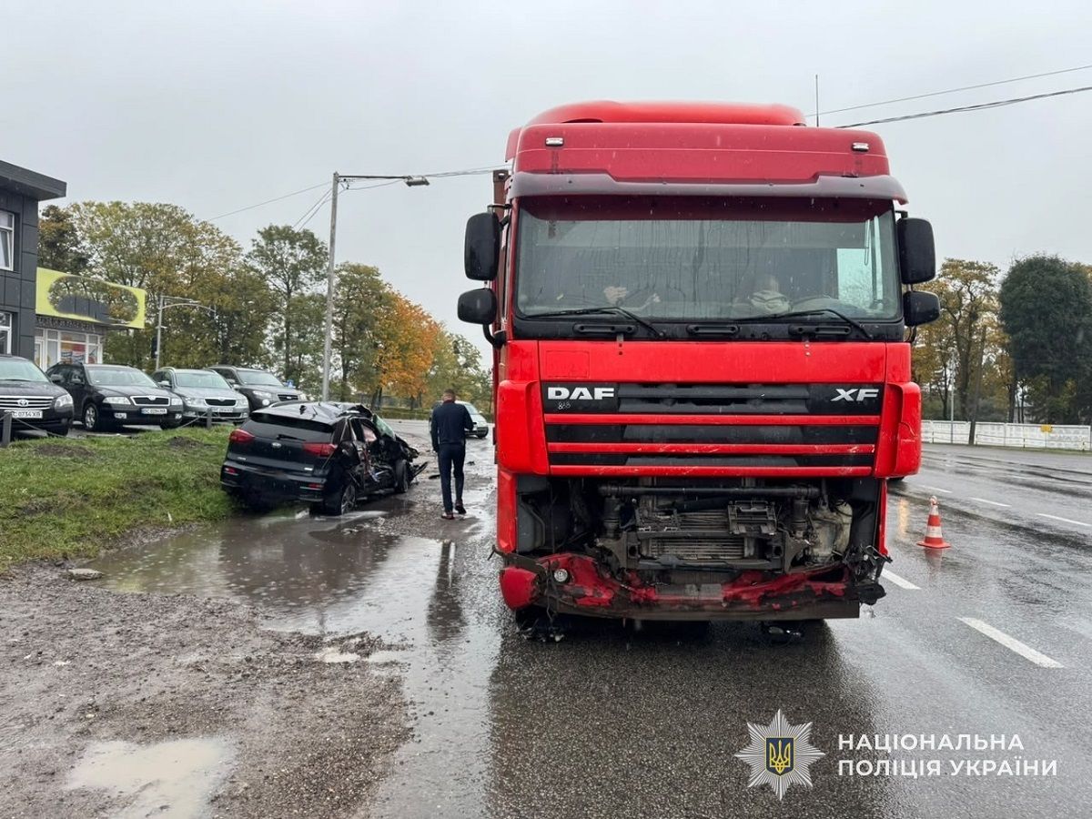 У Золочеві після зіткнення з вантажівкою загинув 46-річний водій автомобіля KIA Niro