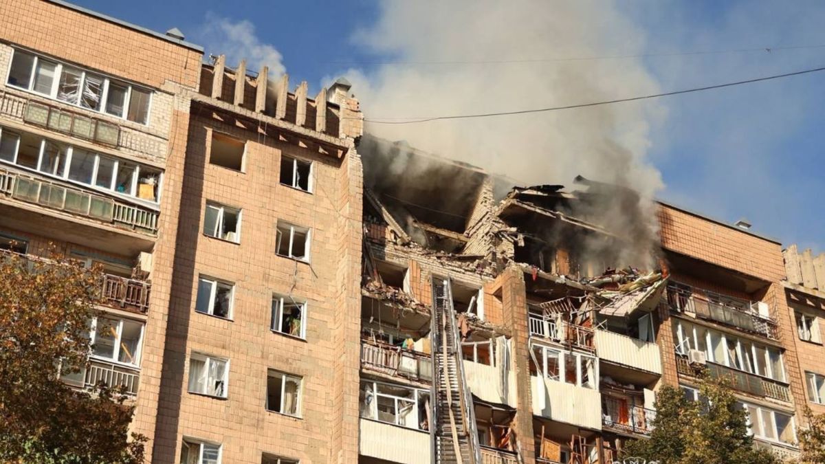 Росіяни вдарили дронами по двох житлових багатоповерхівках в Харкові, понад десяток постраждалих