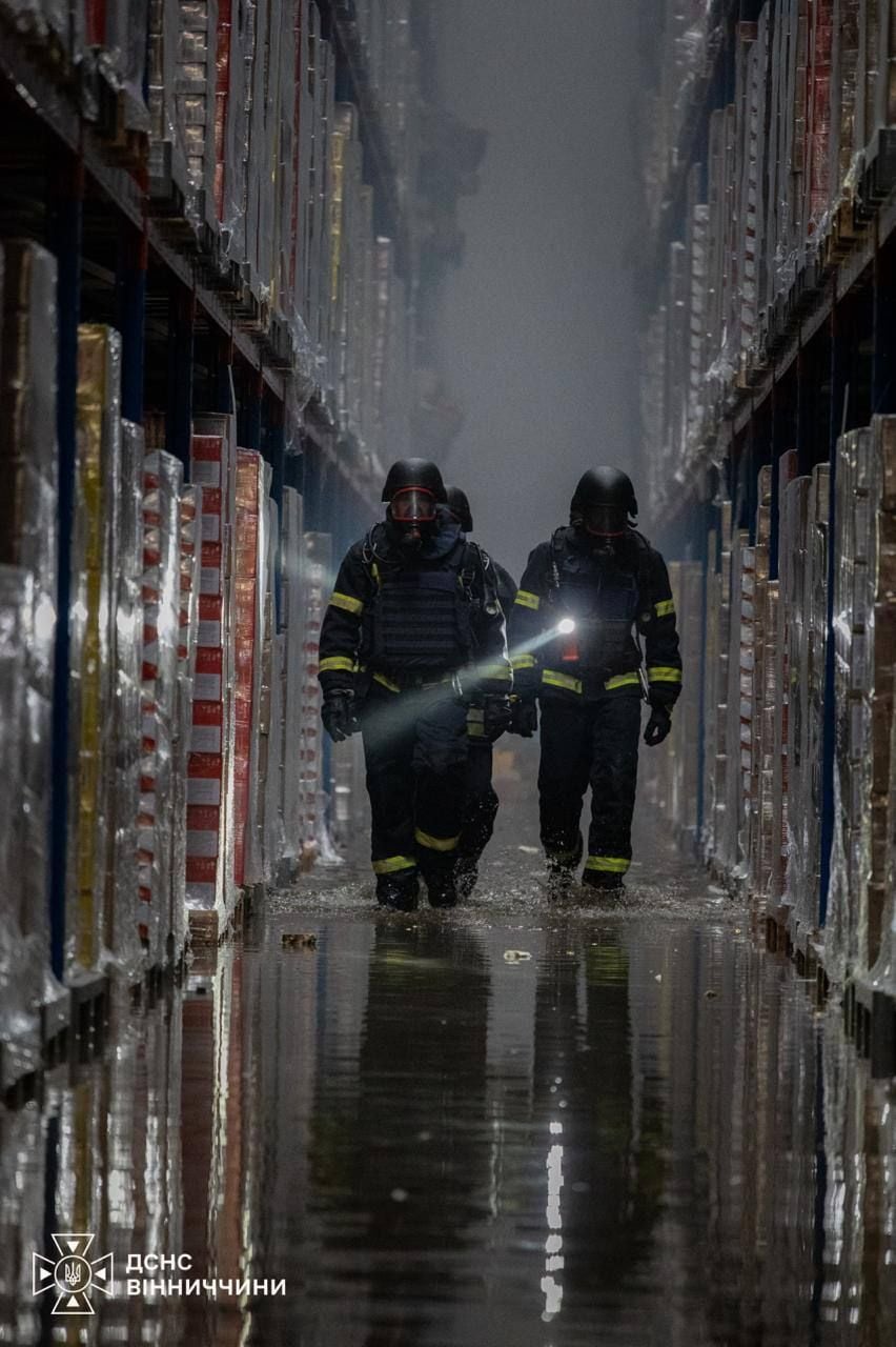 На місці влучання у Вінниці рятувальники загасили пожежу / Фото ДСНС
