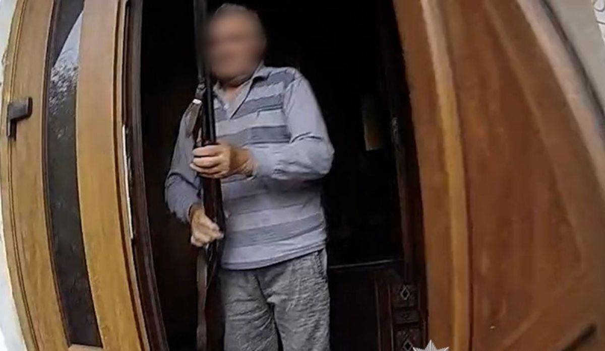 Житель Тернопільщини викликав поліцейських до себе додому, щоб влаштувати на них полювання