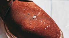 Взуття не промокатиме під дощем: як правильно захистити його від води