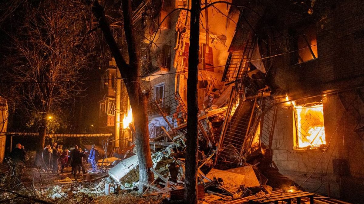 Російська ракета знищила підʼїзд житлового будинку в Харкові, є загиблі та постраждалі