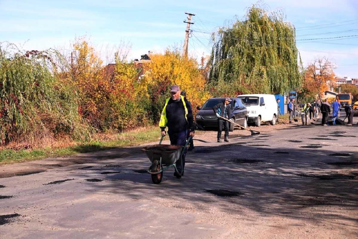 Селяни самотужки відремонтували державну дорогу під Франківськом
