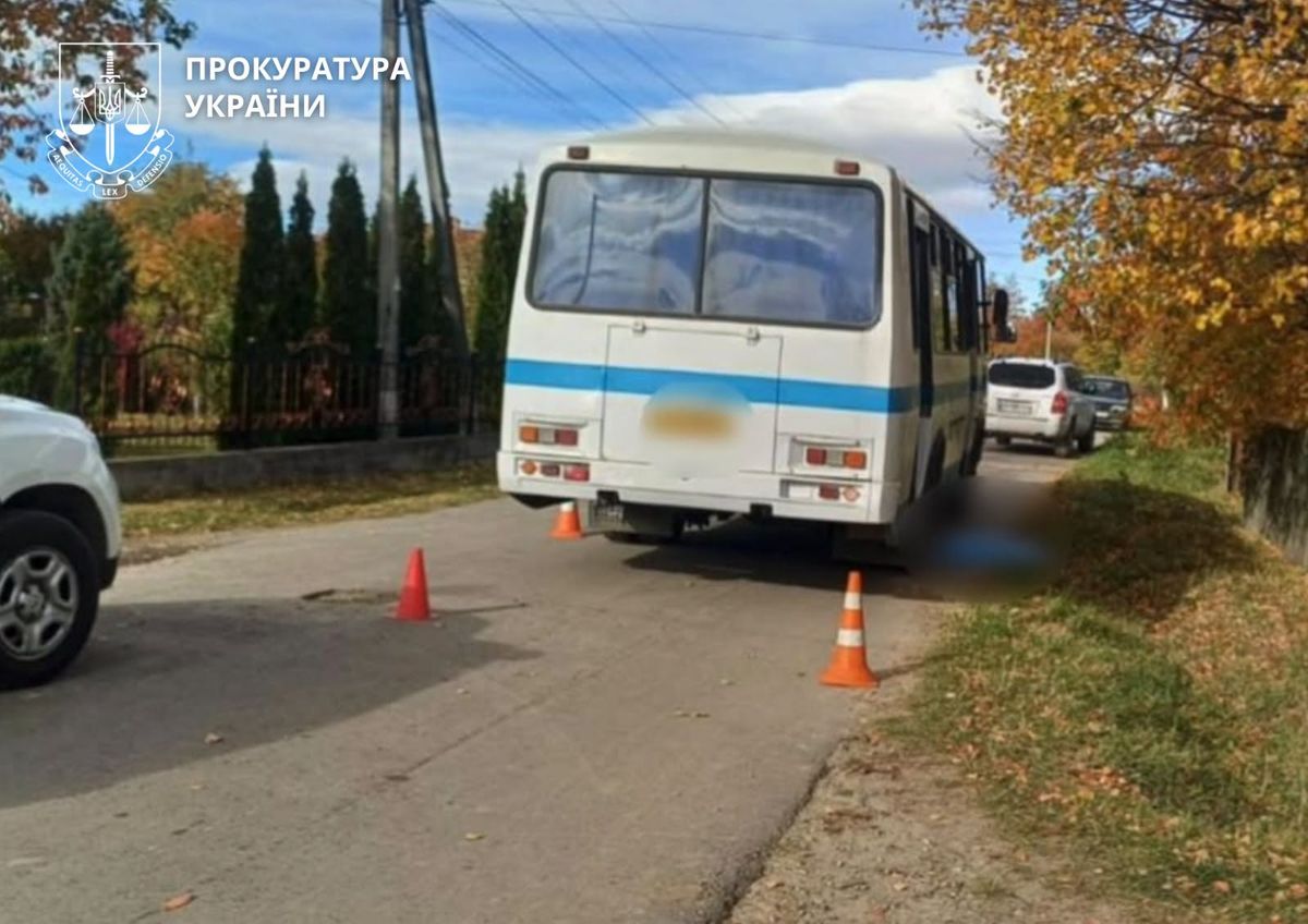Водій автобуса на смерть переїхав 4-річного пасажира на Прикарпатті