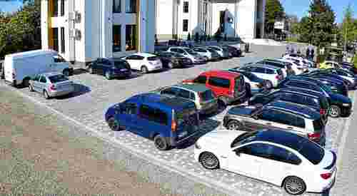 Віряни самотужки облаштували паркінг на 40 авто біля церкви на Прикарпатті