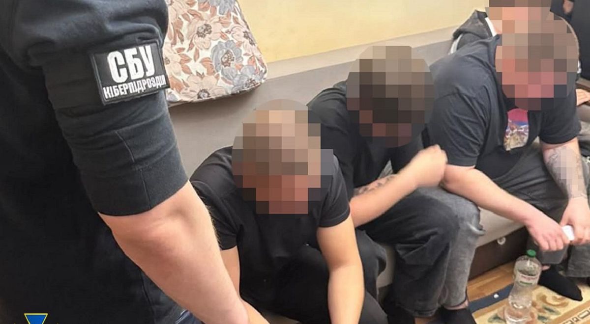 Шахрайський кол-центр з Львівщини ошукав щонайменше 80 чоловіків через сайти знайомств